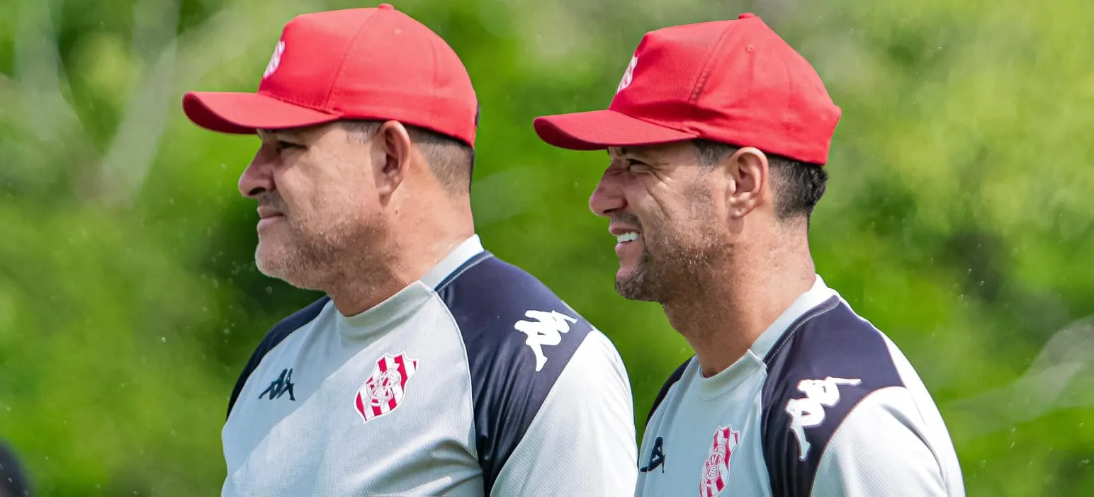 Thiago Neves ao lado do técnico Flávio Tinoco (Foto: João Gama-Bangu AC)