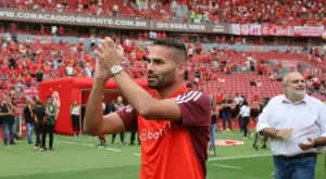 Internacional inicia conversas para renovar com Thiago Maia