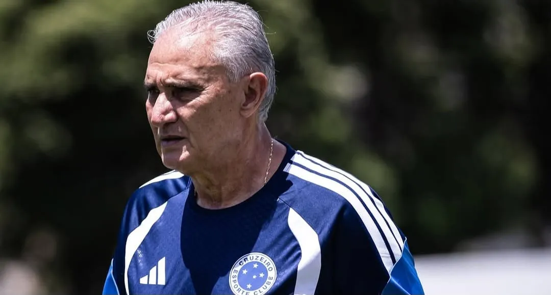 Tite durante treino do Cruzeiro (Foto: Gustavo Aleixo-Cruzeiro)