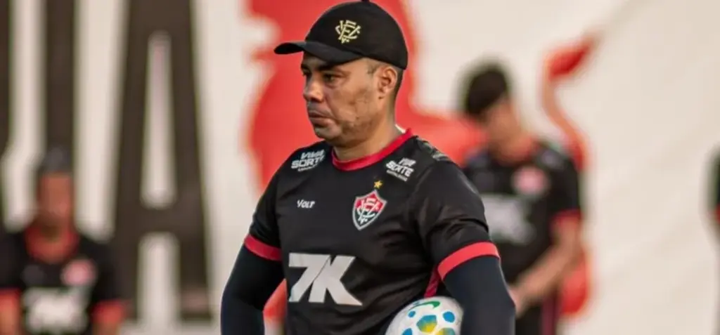 Jair Ventura durante treino (Foto: Victor Ferreira-EC Vitória)