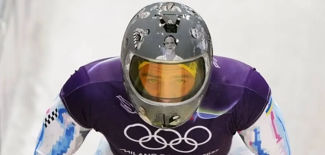 Vladyslav Heraskevych com o capacete que homageia atletas mortos na guerra (Foto: Reprodução-Instagram @heraskevychvladyslav)