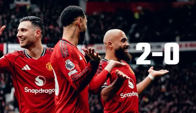 Manchester United bate Tottenham e se consolida em 4º