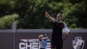 Vasco mira técnico de peso para substituir Diniz e avalia opções