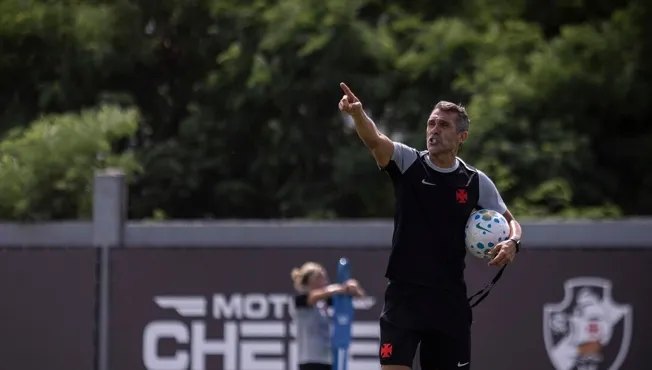 Vasco mira técnico de peso para substituir Diniz e avalia opções