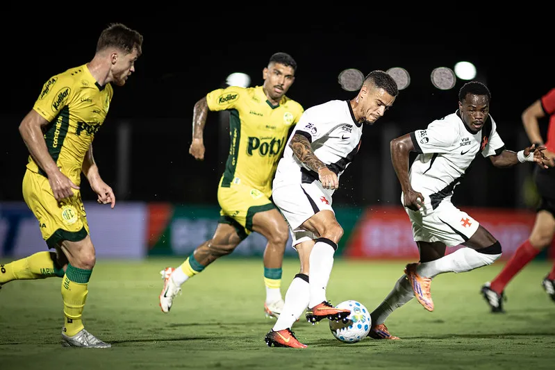 Vasco e Chapecoense se enfrentam no Brasileirao 2