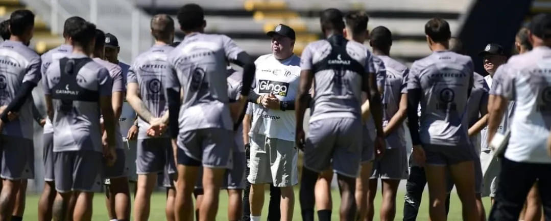 Jogadores e Marcelo Fernandes durante treino (Foto: Marcos Ribolli-PontePress)