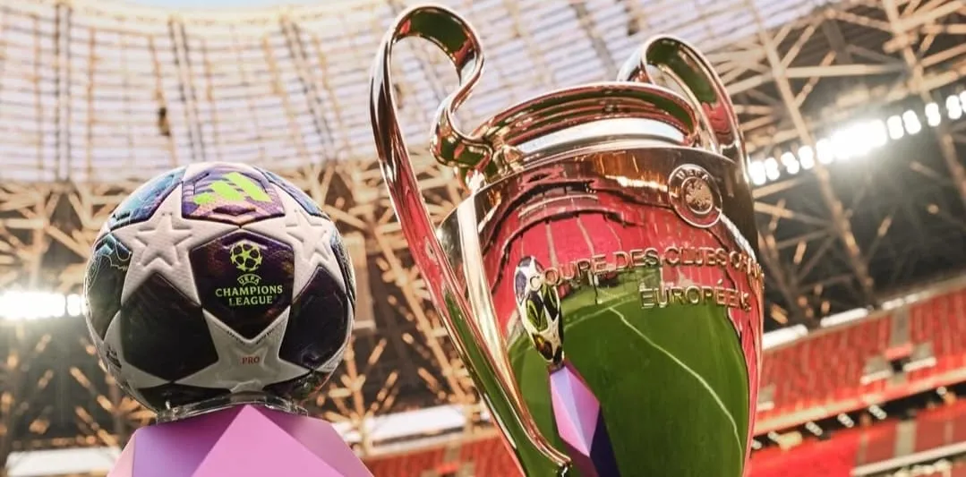 Bola da final e a taça da Champions League (Foto: Divulgação-UEFA)