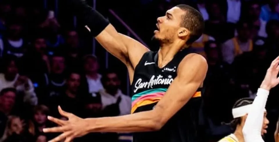 Wembanyama se destaca em triunfo dos Spurs sobre os Lakers na NBA