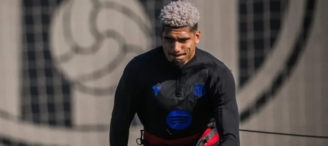 Ronald Araújo durante treino (Foto: Divulgação-FC Barcelona)