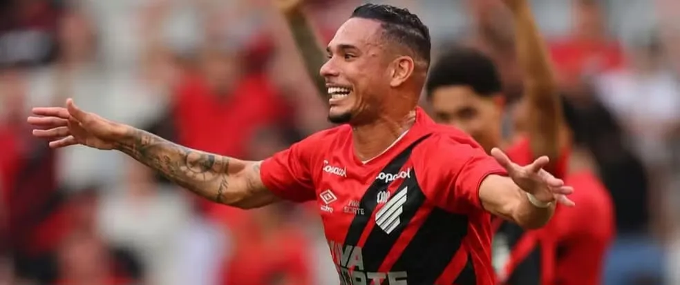 Luiz Fernando em ação pelo Athletico-PR (Foto: José Tramontin-CAP)