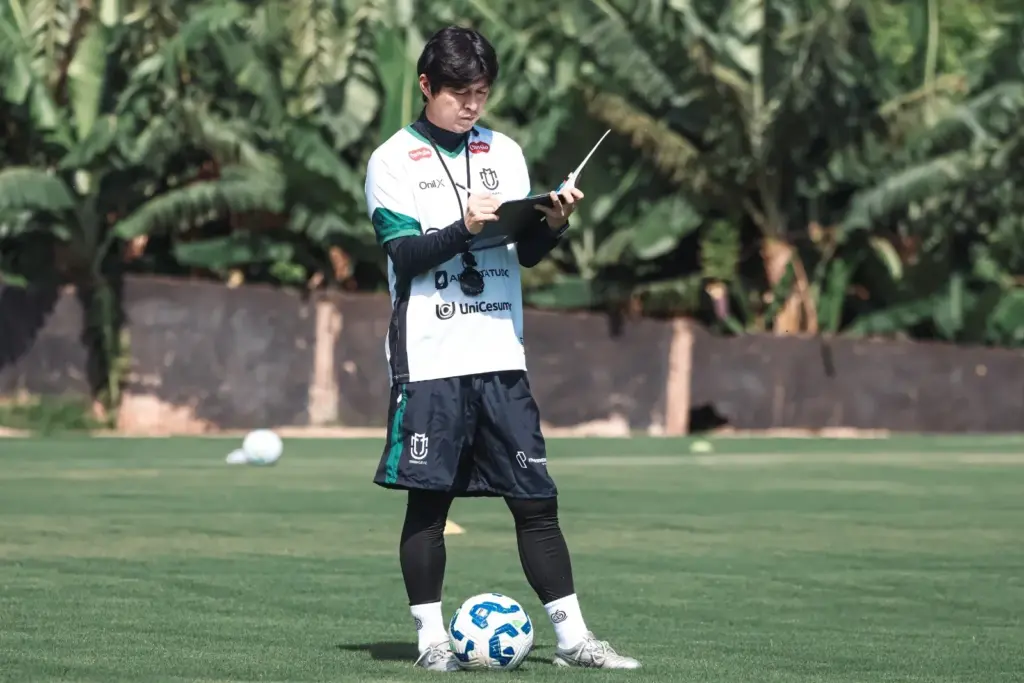 Maringá surpreende e 'busca' treinador na Coreia do Sul 2 Maringá recebe treinador sul-coreano para estágio com comissão técnica (Foto: Rodrigo Araújo / MFC)