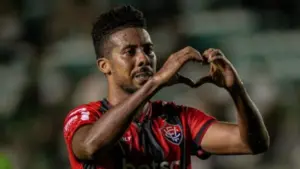 Ex-Vitória, volante Willian Oliveira cobra dívida milionária