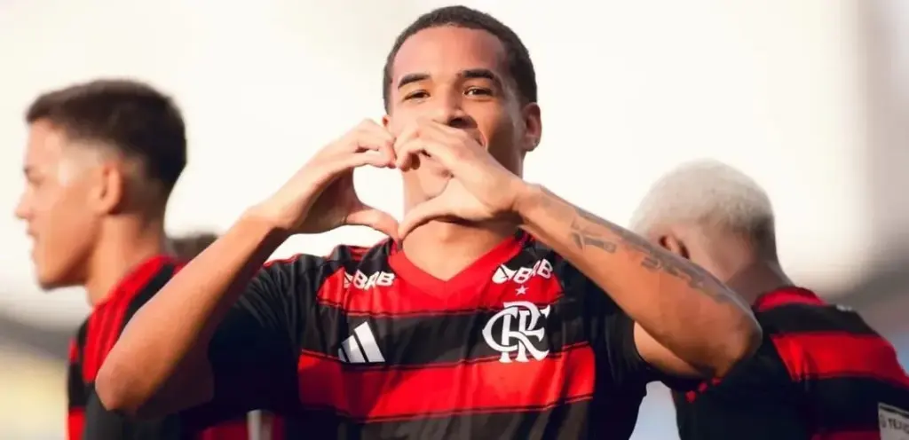 Zagueiro deixa o Flamengo para assinar com o Corinthians