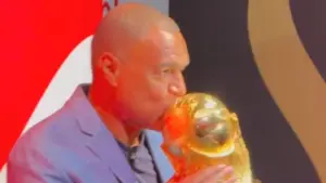 Taça da Copa do Mundo é exposta em São Paulo sob forte segurança