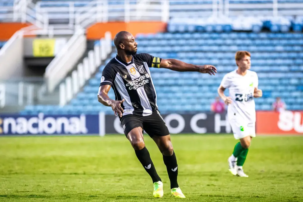 CEARENSE: Ceará bate Floresta e abre boa vantagem na semifinal 2 Floresta Ceará ida semifinal Cearense
