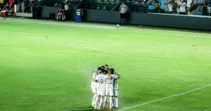 Santos projeta elenco mais competitivo e mira reforço na zaga