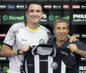 De volta ao futebol paranaense, Pablo é apresentado pelo Operário