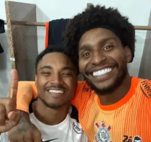 Hugo Souza supera Gylmar e celebra: 'Em prol do Corinthians'