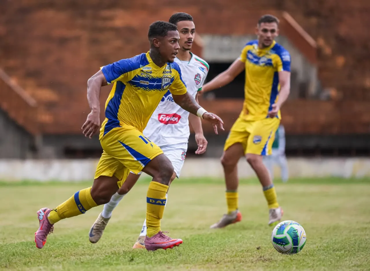 operario e navireiense com um pe na semi 1