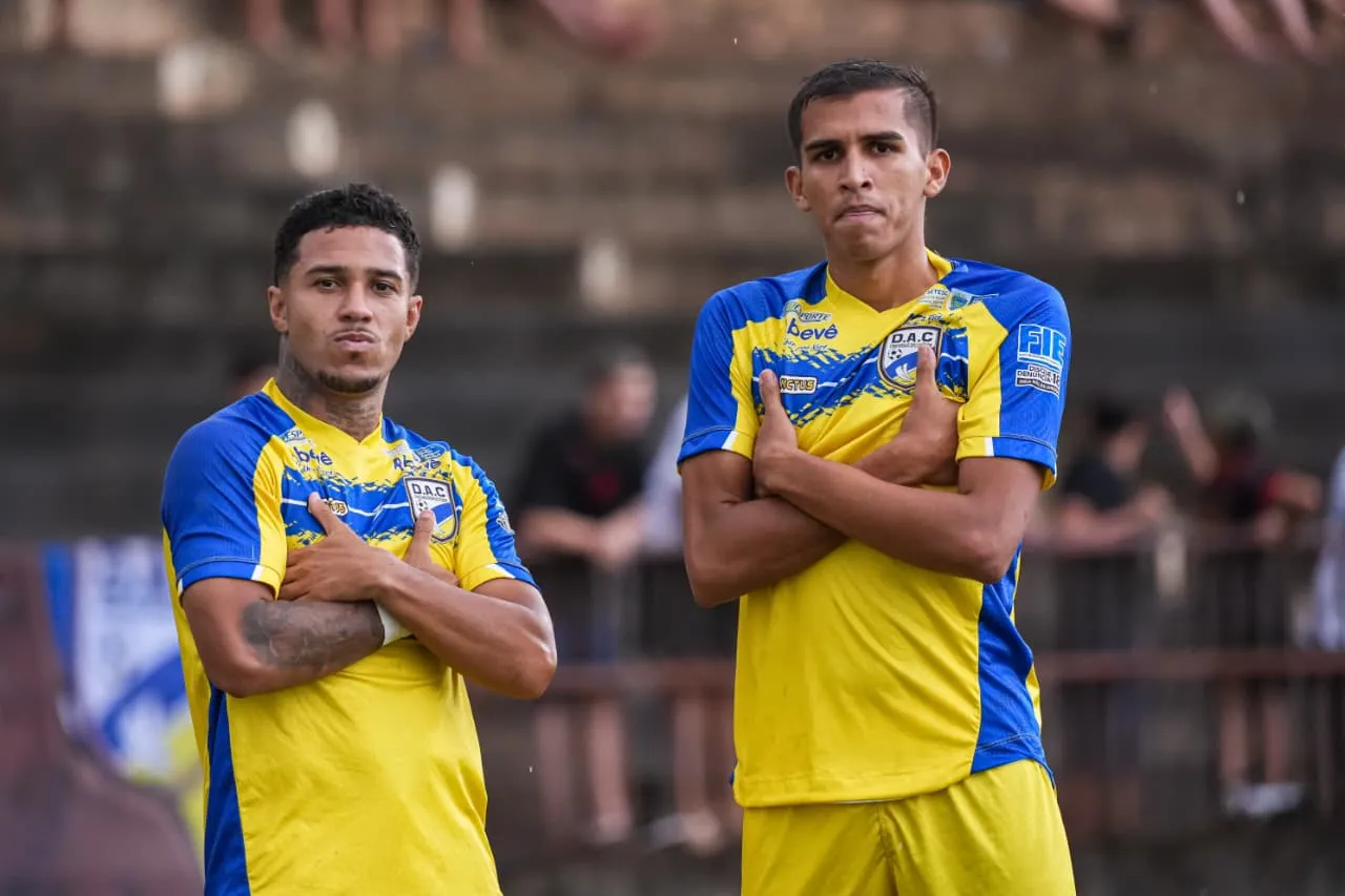 operario e navireiense com um pe na semi