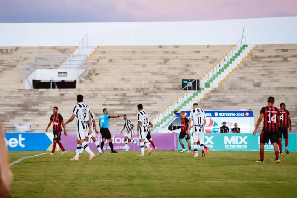 PARAIBANO: Treze reassume topo em duelo de opostos