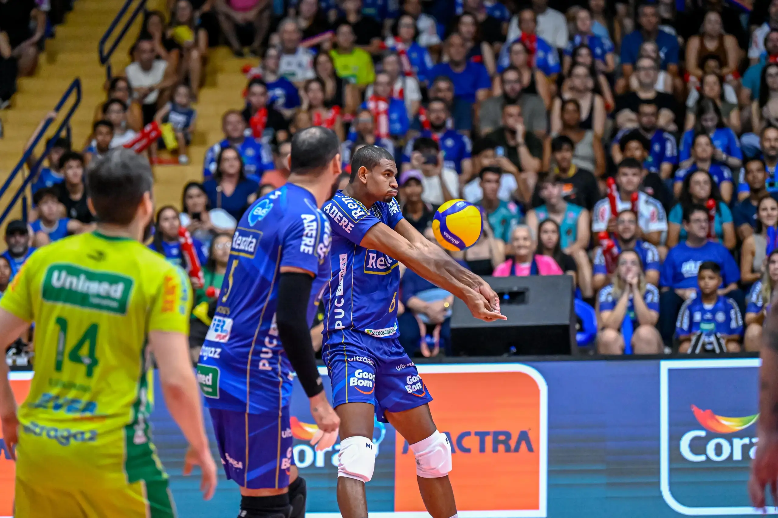 Superliga: Vôlei Renata se reencontra com a torcida e vence confronto direto 4 1000264346