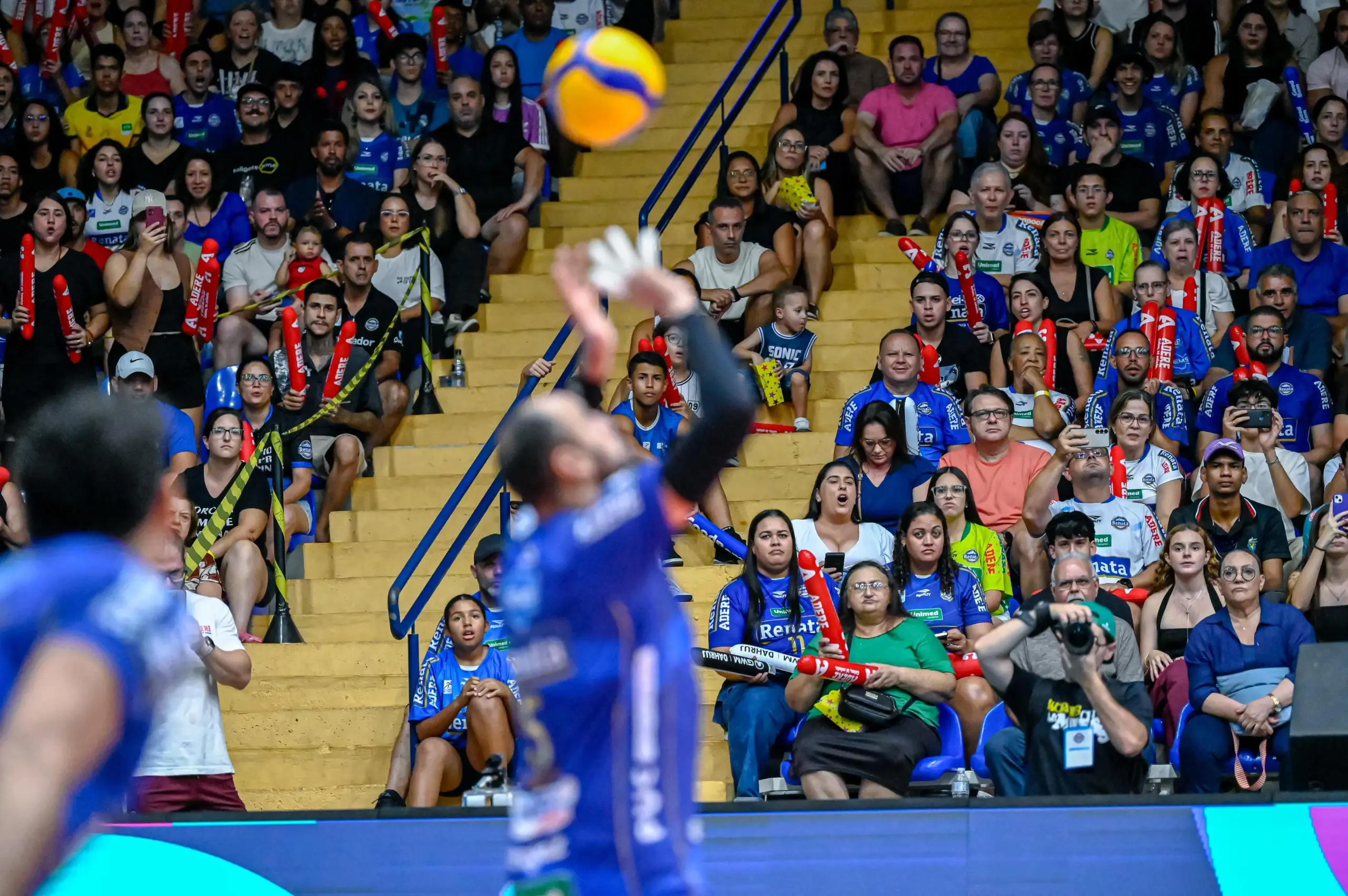 Superliga: Vôlei Renata se reencontra com a torcida e vence confronto direto 7 1000264347