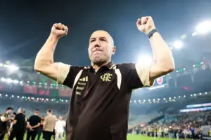 Leonardo Jardim estreia com título no Flamengo e homenageia Filipe Luís