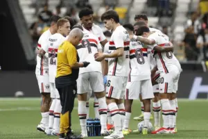 Lucas Moura sai de ambulância e vira baixa do São Paulo no clássico