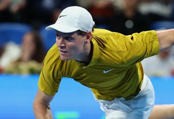 Sinner arrasa talentoso americano e vai à semi em Indian Wells