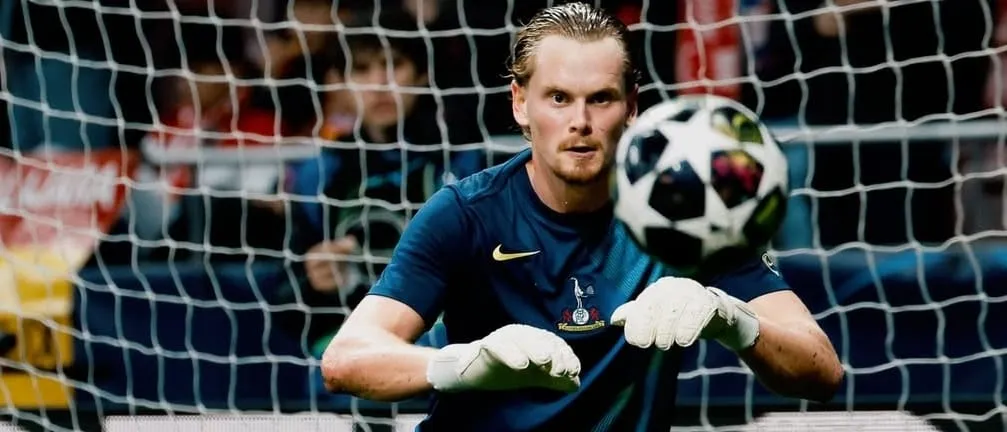 Antonin Kinsky em ação (Foto: Divulgação-Tottenham)