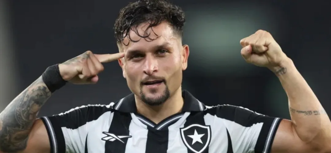 Artur em ação pelo Botafogo (Foto: Vítor Silva-BFR)