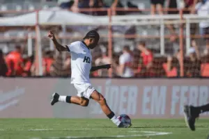 Alexander se recupera e volta a treinar no Atlético-MG após grave lesão