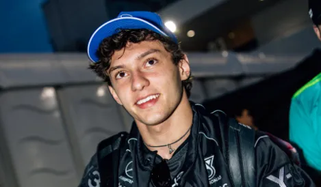 Antonelli celebra sorte com safety car