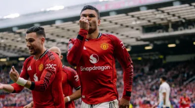 Brasileiros brilham e united bate aston villa