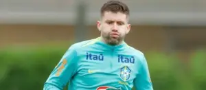 Flamengo-RJ monitora lateral com passagem pela seleção brasileira