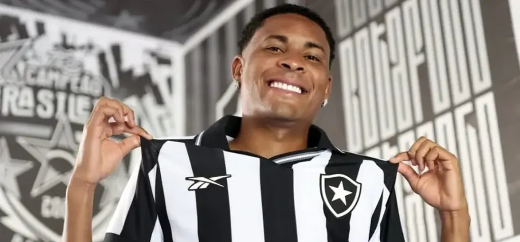 Botafogo-RJ oficializa a contratação do lateral-esquerdo Caio Roque