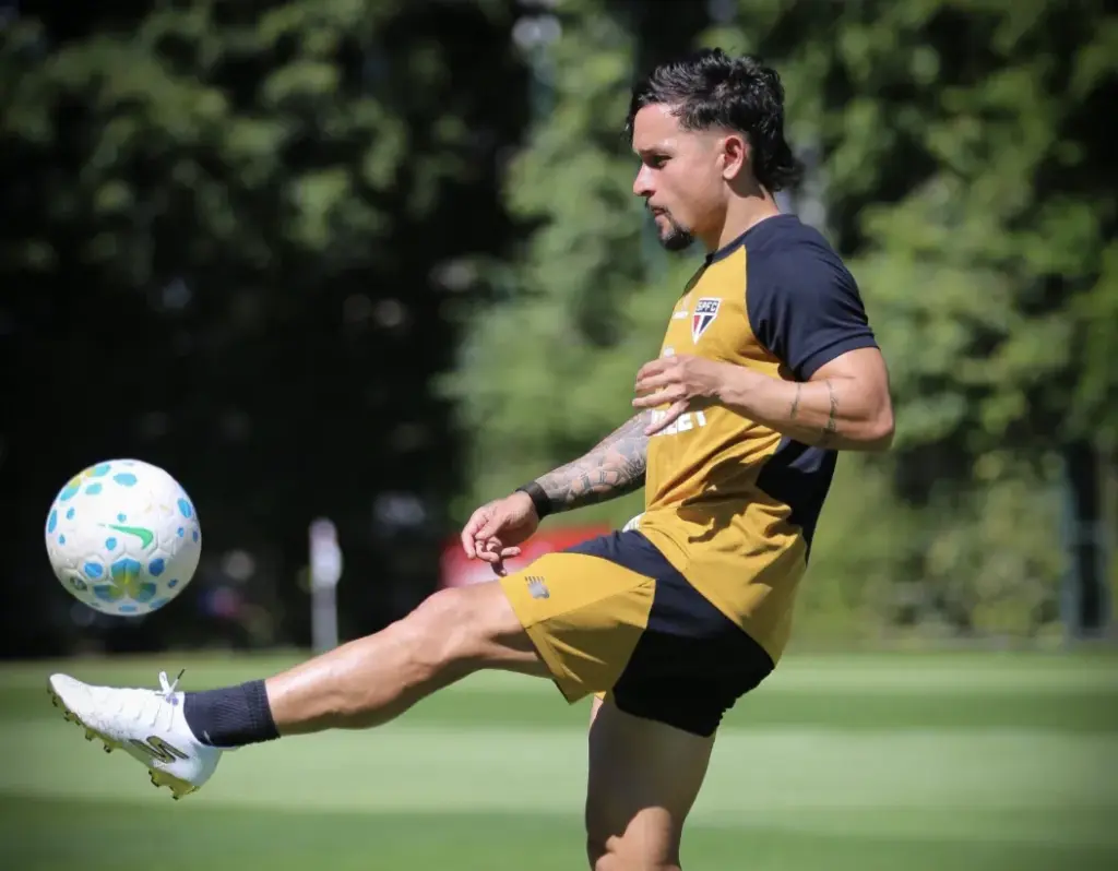 Artur exalta companheiros e torcida na chegada ao São Paulo