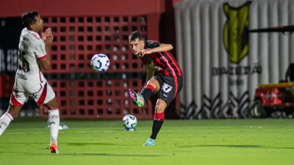 Claudinho segue no Vitória e negociação com Sport esfria 2 Claudinho segue no Vitória e negociação com Sport esfria (Foto: Victor Ferreira/ECV)