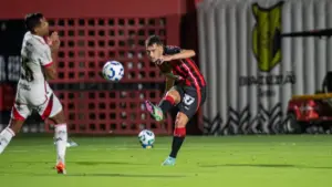 Claudinho segue no Vitória e negociação com Sport esfria