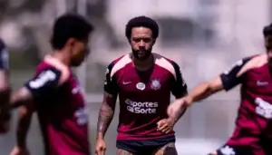 Corinthians poupa Carrillo em treino e foca no duelo contra Chapecoense