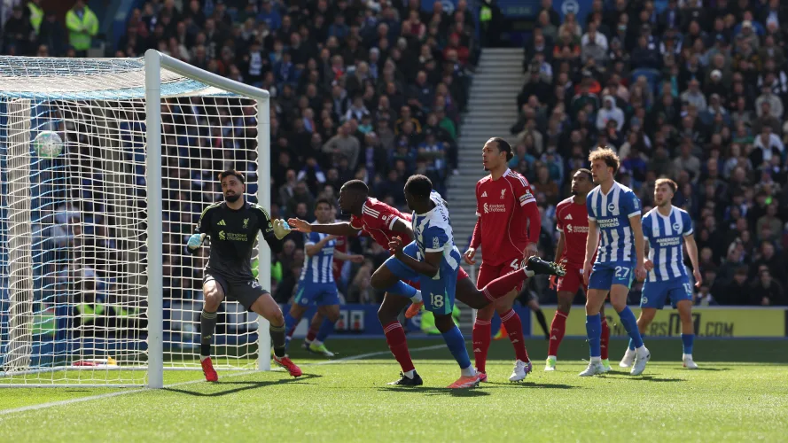Com show de Welbeck, Brighton derrota o Liverpool no Inglês 3 Foto: James Boardman