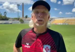 Sérgio Guedes celebra vitória da Portuguesa Santista na A3
