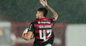 Flamengo renova com promessas e garante dupla até 2028