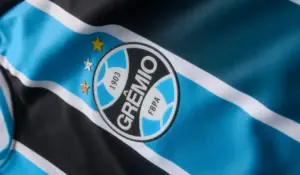 Grêmio apresenta novas camisas com referência à Tríplice Coroa. Veja!