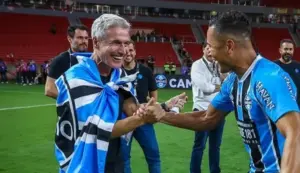 Grêmio: Luís Castro elogia elenco e torcida após título do Gaúcho