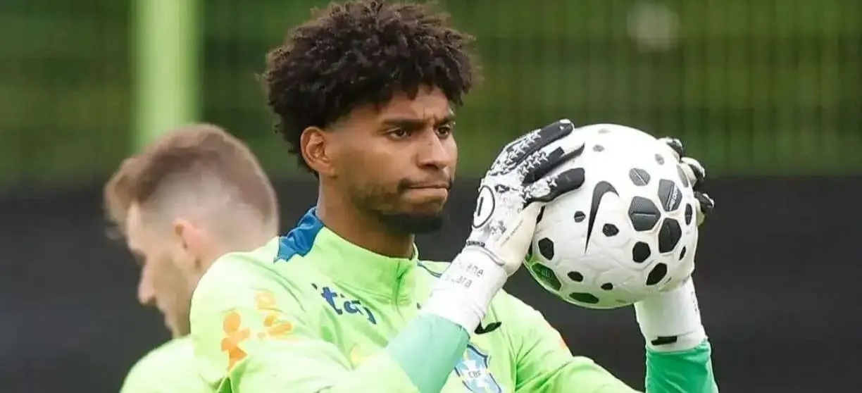 Hugo Souza durante treino da seleção brasileira (Foto: Rafael Ribeiro-CBF)