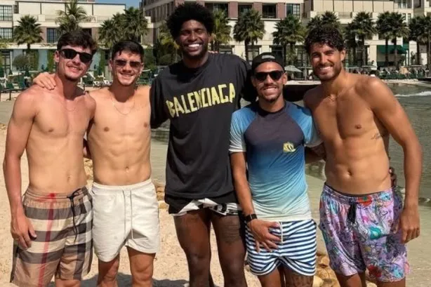 Jogadores do Corinthians aproveitam folga e pegam onda em clube de surfe