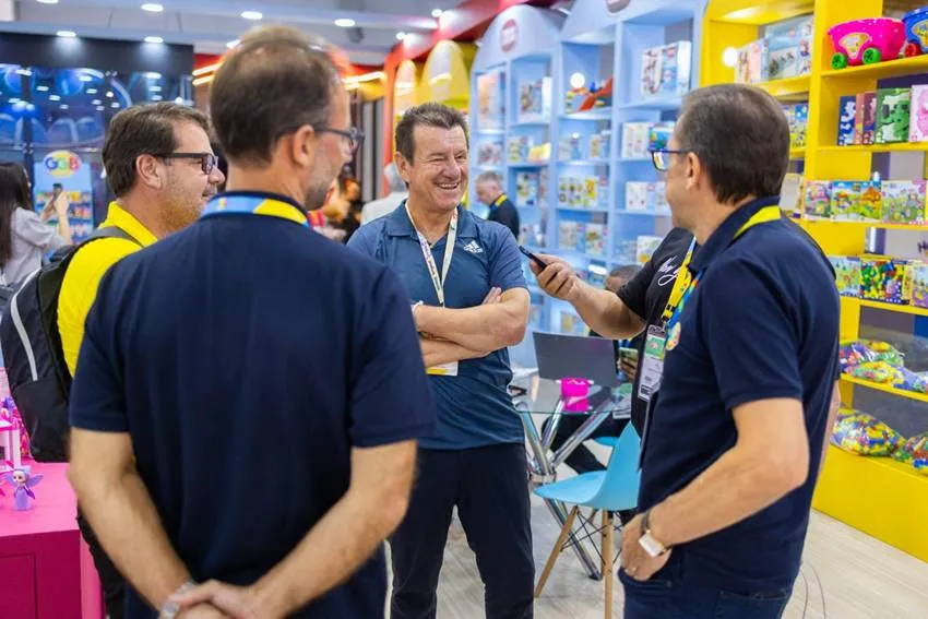 Ídolo da Seleção, Dunga visita feira Abrin e destaca evolução dos brinquedos