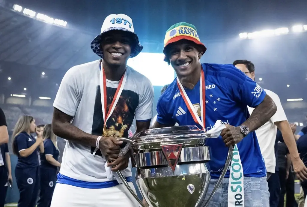 Em recuperação, Marquinhos celebra título do Cruzeiro no Mineirão